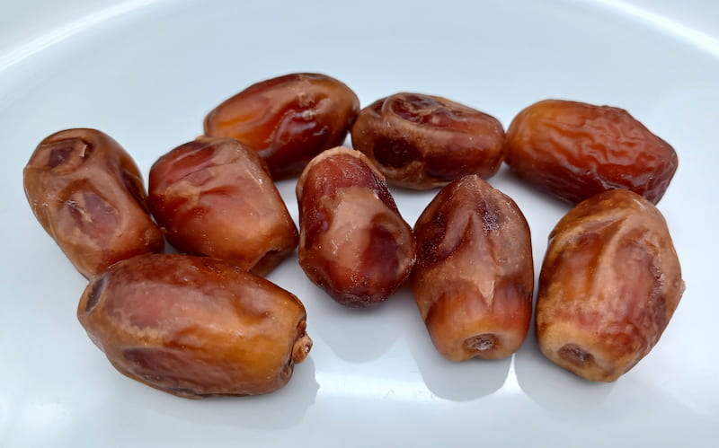 خرما زاهدی قصب با طعم شیرین و بافت نیمه خشک